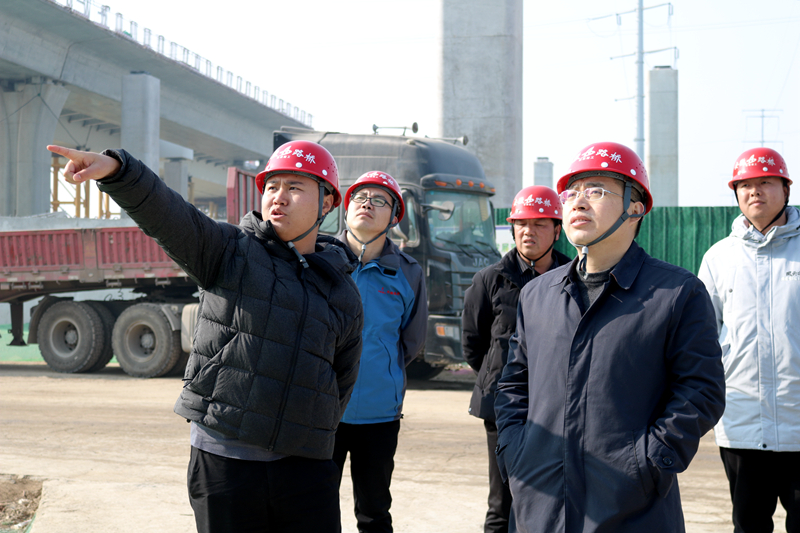 公司黨委書記、董事長錢申春到繁華大道橋項目節(jié)日慰問 (2)