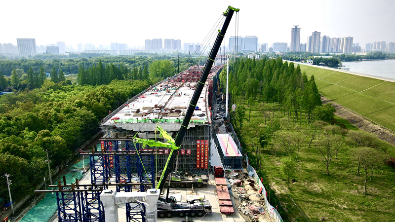 戰(zhàn)疫情 保進(jìn)度:西二環(huán)快速化改造工程高架主線橋首片鋼箱梁成功架設(shè)1