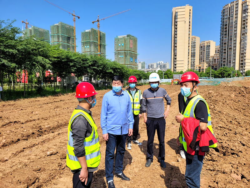 六安市重點(diǎn)工程建設(shè)管理處黨組書記、主任陳斌到長安路南延項(xiàng)目調(diào)研復(fù)工復(fù)產(chǎn)工作